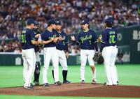 １回、高橋（左から３人目）のもとに集まるヤクルトナイン（撮影・石井剣太郎）
