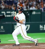 ３回、死球を受けるリチャード（撮影・石井剣太郎）