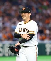 ４回を投げ終え笑顔でベンチに戻る小笠原（撮影・石井剣太郎）