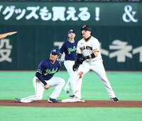 １回、二盗を決める丸（撮影・石井剣太郎）