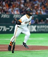 ３回、２点適時二塁打を放つ小笠原（撮影・石井剣太郎）
