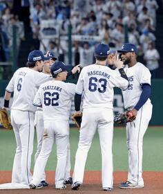 　楽天に逆転勝ちし、タッチを交わすカナリオ（右端）ら西武ナイン
