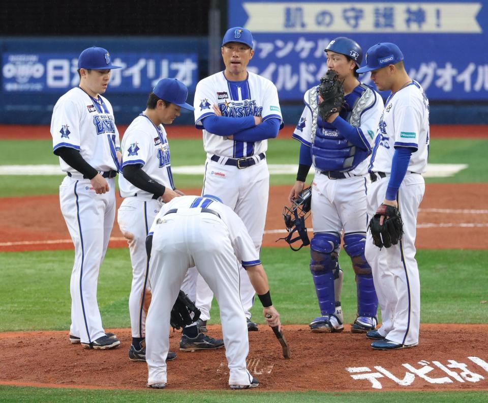 ６回、阪神に勝ち越しを許しナインと厳しい表情の相川監督（中央）＝撮影・金田祐二