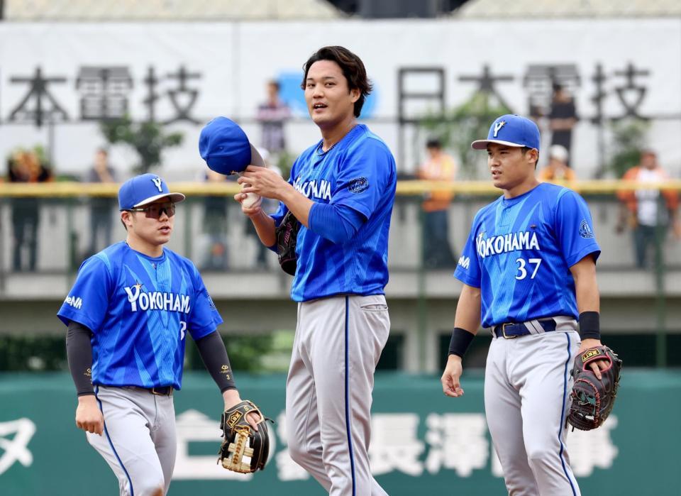 １回、いきなり４点を失い、マウンドに集まる藤浪（中央）らＤｅＮＡナイン（撮影・中島達哉）