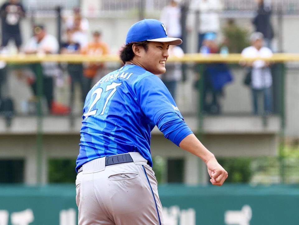 ３回、打者・山瀬に四球を与え、顔をしかめる藤浪晋（撮影・中島達哉）