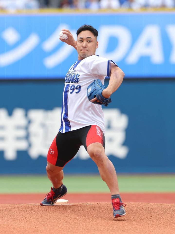 始球式を務めた郡司浩平（撮影・佐々木彰尚）
