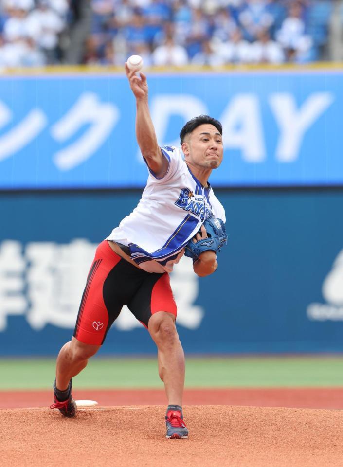 始球式を務めた郡司浩平（撮影・佐々木彰尚）