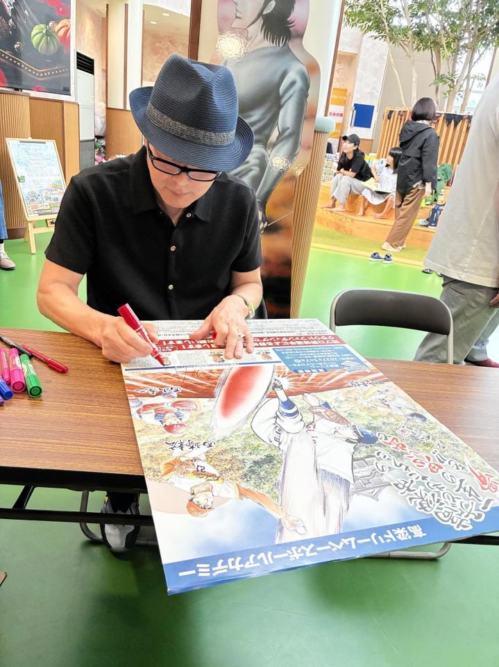 初披露した野球教室告知のポスターにサインする平松伸二さん