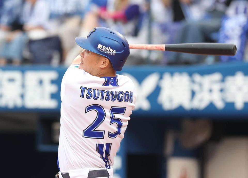 ６回、筒香は右中間にソロを放つ（撮影・佐々木彰尚）