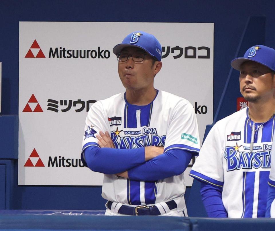 戦況を見守る相川監督（撮影・佐々木彰尚）