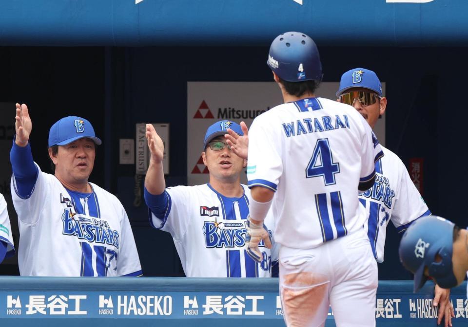 １回、宮崎に適時打で二塁走者・度会が生還。出迎える相川監督（撮影・佐々木彰尚）
