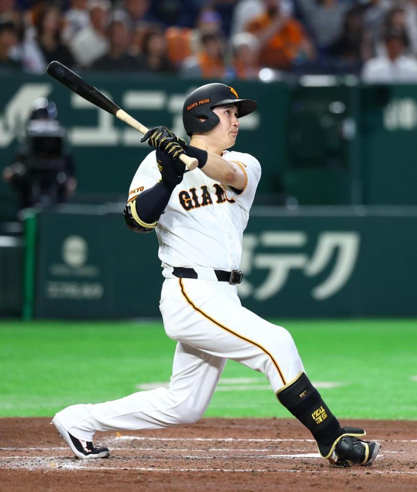 ２回、先制適時二塁打を放つ泉口（撮影・石井剣太郎）
