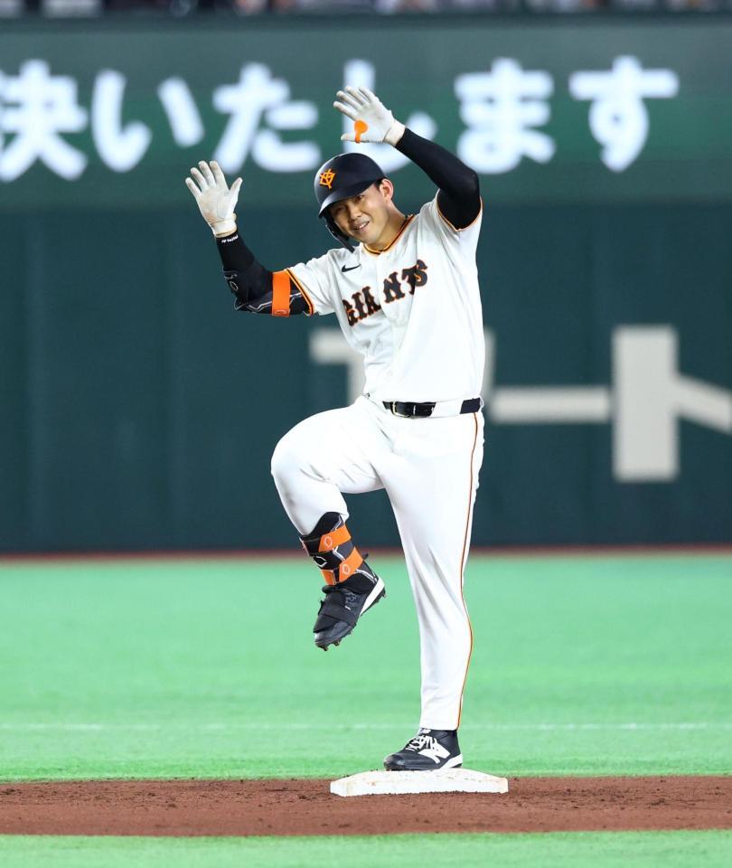 ３回、２点適時二塁打を放つ小笠原（撮影・石井剣太郎）