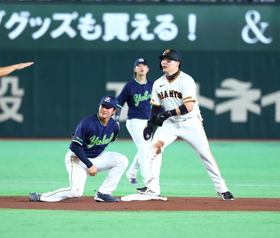 １回、二盗を決める丸（撮影・石井剣太郎）