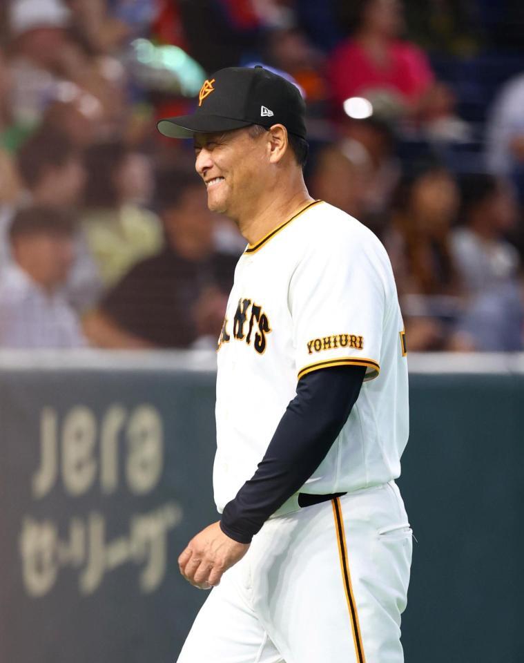 選手の交代を告げる巨人・橋上秀樹監督代行＝東京ドーム（撮影・石井剣太郎）