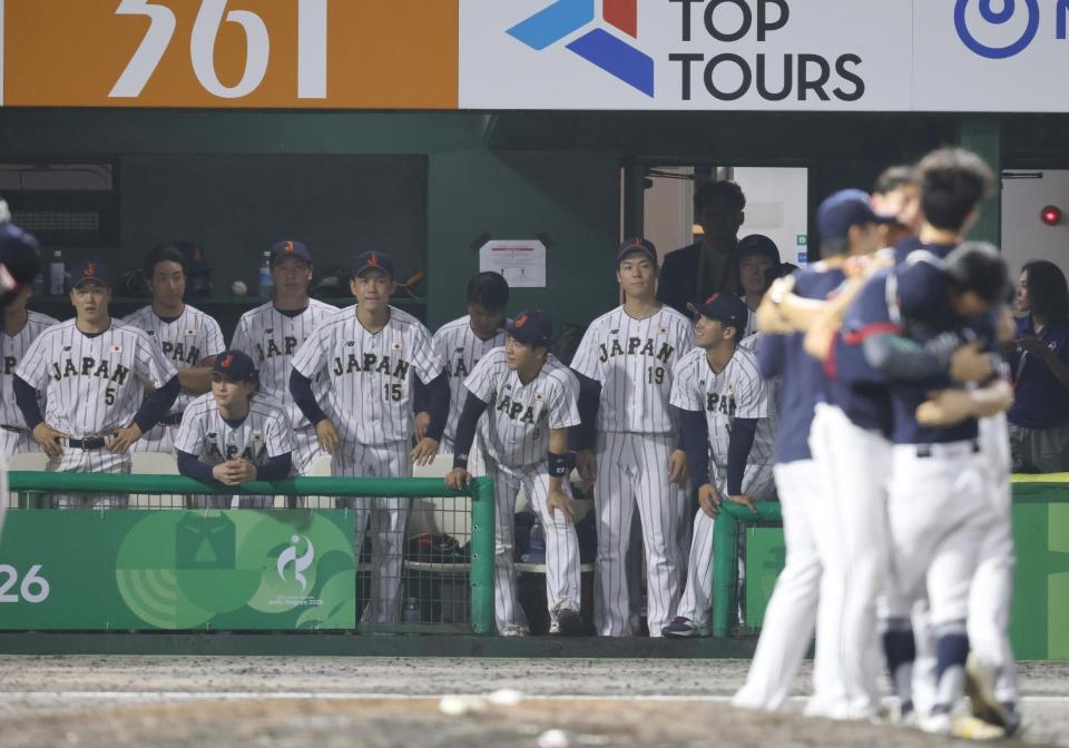 韓国に敗れ、肩を落とす日本ナイン