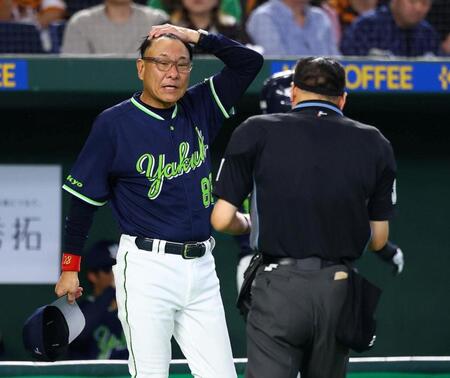 選手の交代を告げる池山監督（撮影・石井剣太郎）