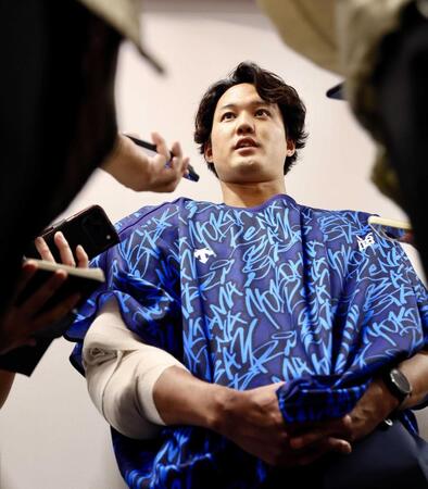　登板後に取材に応じる藤浪