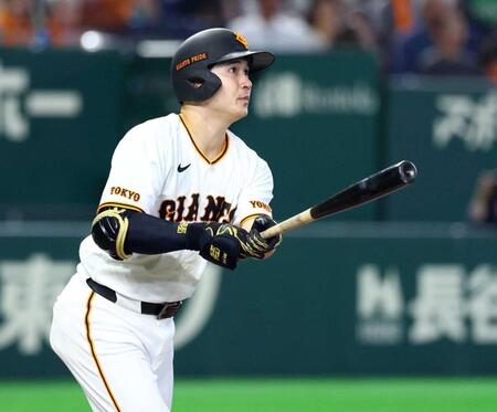 　２回、走者一掃の先制二塁打を放つ泉口（撮影・石井剣太郎）