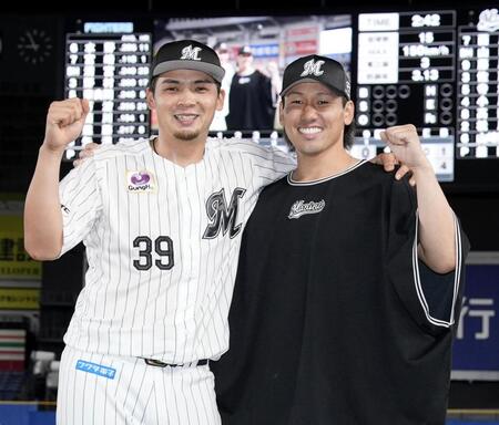 　日本ハムに勝利しポーズをとる井上（左）と高野脩