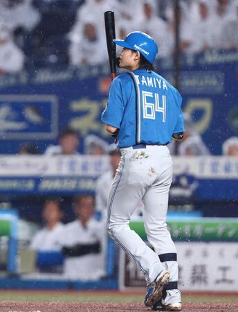 ７回２死満塁、押し出し四球を選ぶ日本ハム・田宮裕涼＝ＺＯＺＯマリンスタジアム（撮影・中島達哉）