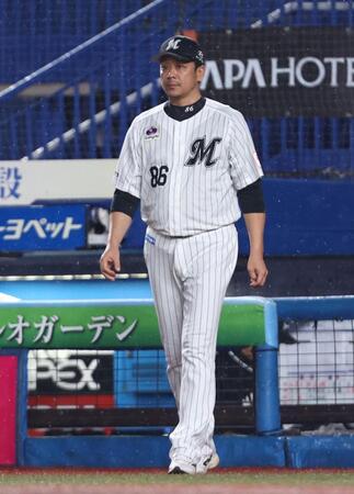 ７回、ロッテのジャクソンの交代を告げるサブロー監督（撮影・中島達哉）