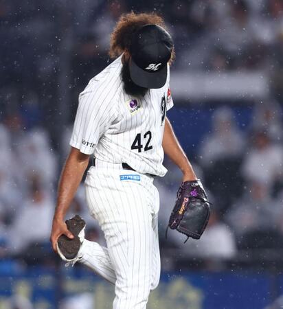 ７回、田宮に押し出し四球を与え、スパイクの泥を気にするジャクソン（撮影・中島達哉）