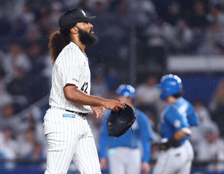 ３回、野村（右）に先制適時打を許したジャクソン（撮影・中島達哉）