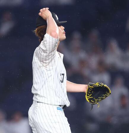 ９回、奈良間に死球を与え、謝罪する小野（撮影・中島達哉）