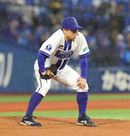 ４回、菊池に四球を与えた東（撮影・佐々木彰尚）