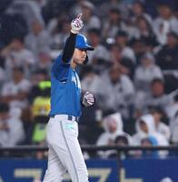 ３回、先制打を放ち、ベンチに向かってポーズをとる野村（撮影・中島達哉）