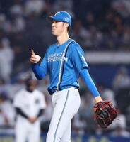 ５回、小川を三直に打ち取り、笑顔を見せる福島（撮影・中島達哉）
