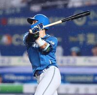 ８回、満塁本塁打を放つ代打・郡司（撮影・中島達哉）