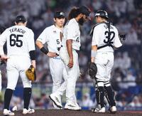 ７回途中で降板するジャクソン（中央）＝撮影・中島達哉