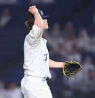 ９回、奈良間に死球を与え、謝罪する小野（撮影・中島達哉）