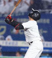 ７回、一邪飛に倒れる山口（撮影・中島達哉）