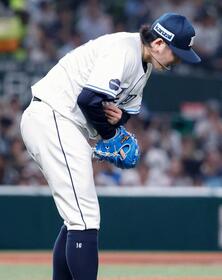 １回、小深田の打球を受けた先発の隅田。この後、降板した