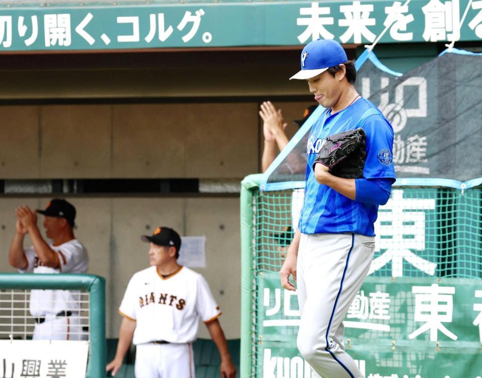 　１回、いきなり４失点し、舌を出す藤浪（撮影・中島達哉）