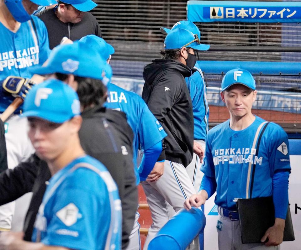 　ロッテに敗れ、引き揚げる新庄監督（右から２人目）