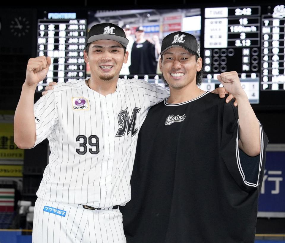 　日本ハムに勝利しポーズをとる井上（左）と高野脩