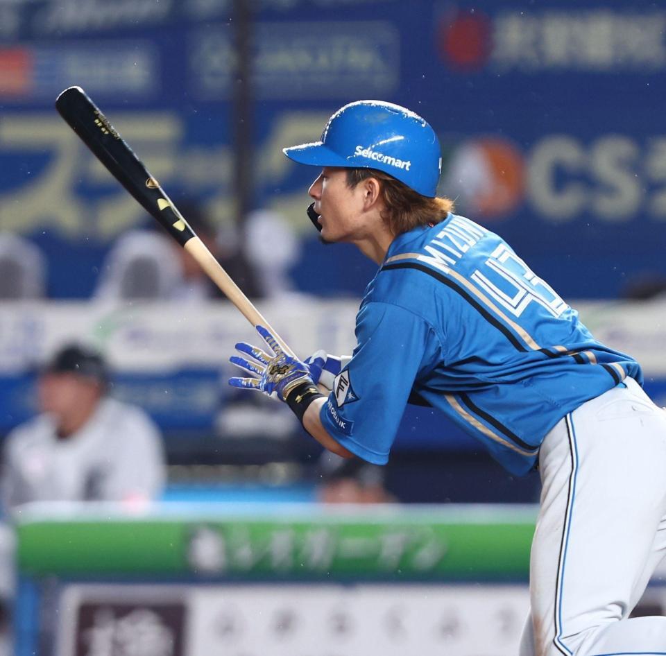 ３回、二塁打を放つ水野（撮影・中島達哉）