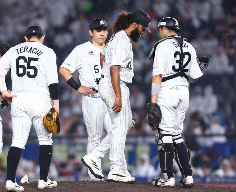 ７回途中で降板するジャクソン（中央）＝撮影・中島達哉