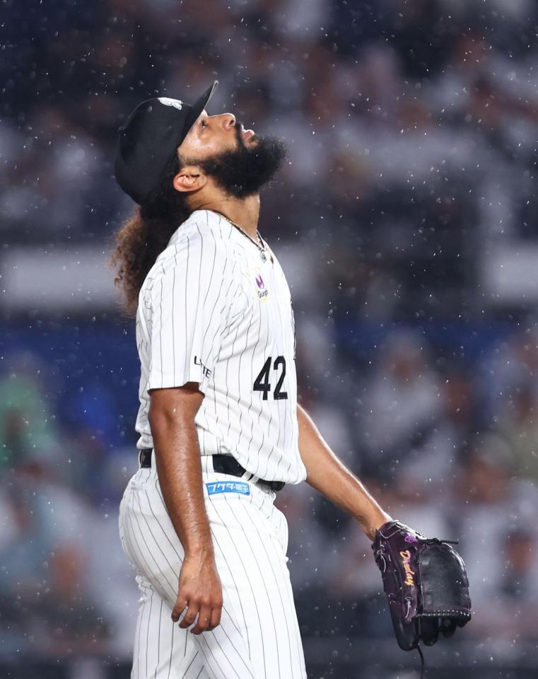 ７回、水野に押し出し死球を与え、天を仰ぐジャクソン（撮影・中島達哉）
