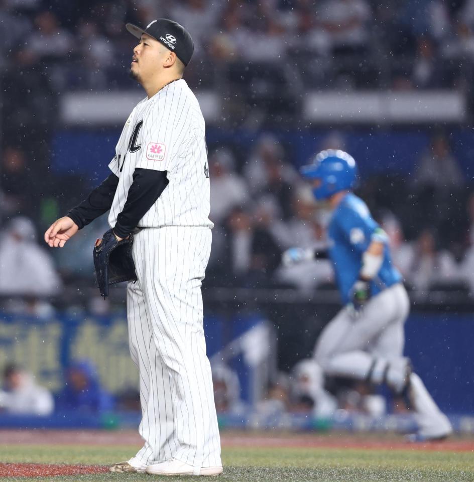 ８回途中から登板するも郡司（右）に満塁本塁打を浴びる沢田（撮影・中島達哉）