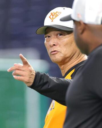 全体練習を見守る橋上監督代行（撮影・西岡正）