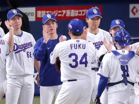 福（３４）からウイニングボールを受け取る金丸＝５月
