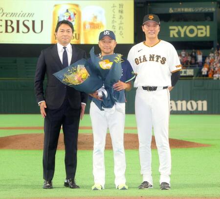 写真に納まる（左から）長野久義氏、ヤクルト・石川雅規、巨人・坂本勇人＝２７日