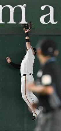 １回、中村奨の飛球を好捕する丸　