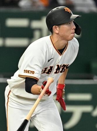 ４回、戸郷が中前適時打を放つ