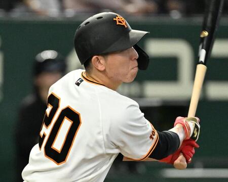 ４回、戸郷が中前適時打を放つ